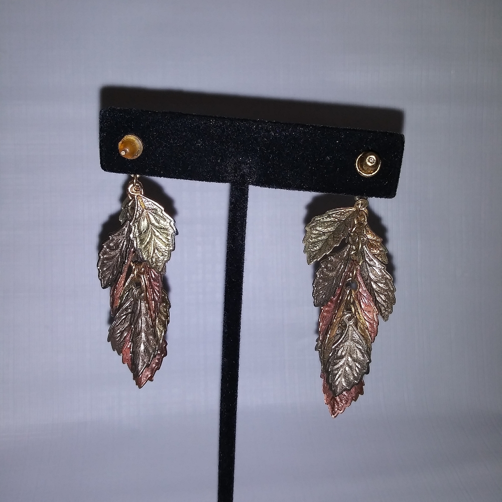 Rustic style leaf earrings - Picture 2 of 2